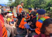 Brimob Polda Sultra Evakuasi Warga Terdampak Banjir di Desa Linomoyo