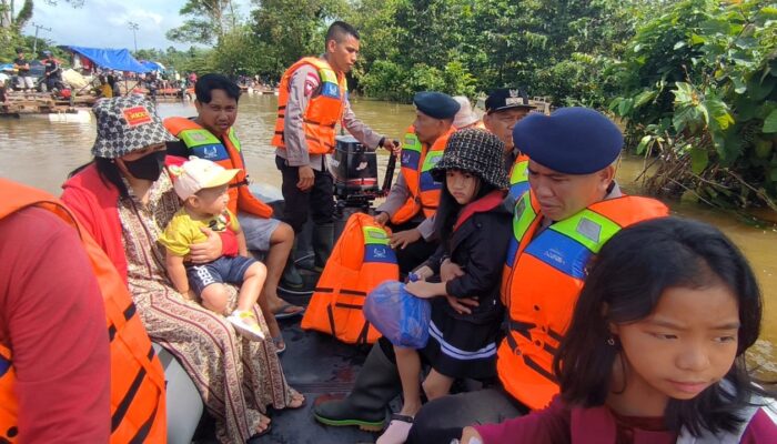 Brimob Polda Sultra Evakuasi Warga Terdampak Banjir di Desa Linomoyo