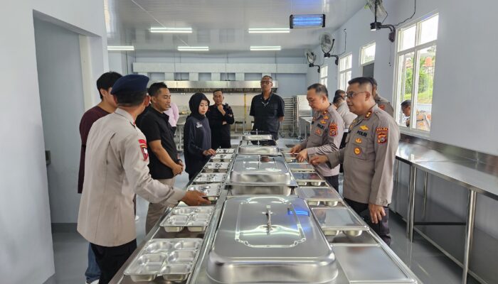 Dukung Program MBG, Kapolda dan Wakapolda Sultra Uji Peralatan Dapur SPPG Brimob