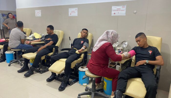“Setetes Darah, Sejuta Harapan: Brimob Sultra Gelar Aksi Donor Darah di PMI Kendari”