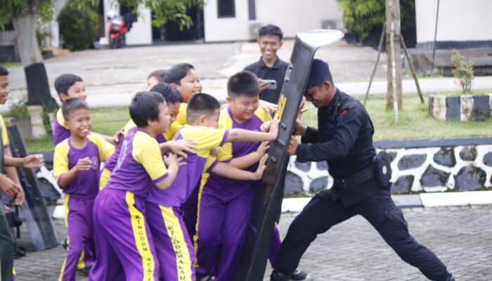 “Brimob Ramah Anak”: Satuan Brimob Polda Sultra Sambut Hangat Education Tour SDS Kingdom Academy