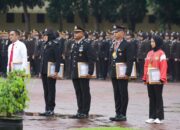 Momen Harkitnas Personel Brimob Sultra Berprestasi Terima Penghargaan