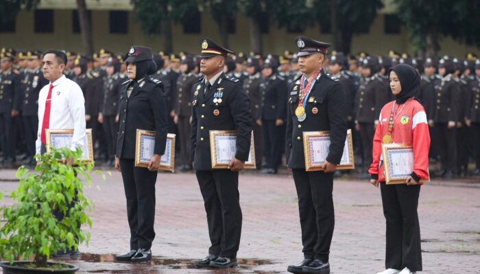 Momen Harkitnas Personel Brimob Sultra Berprestasi Terima Penghargaan