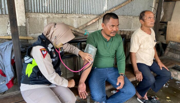 Jelang HUT Bhayangkara ke-79, Brimob Polda Sultra Gelar Layanan Kesehatan Gratis untuk Warga Pasar Baruga