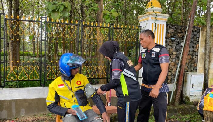 Brimob Polda Sultra Gelar Pelayanan Kesehatan Gratis di Pasar Baruga Jelang HUT Bhayangkara ke-79