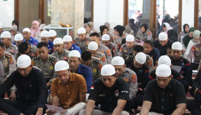 Satbrimob Polda Sultra Ikuti Doa dan Dzikir Bersama Sambut Hari Bhayangkara ke-79 di Polda Sultra
