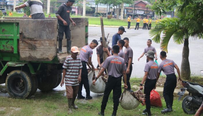 Brimob Polda Sultra Ikuti Kerja Bakti di Pelataran MTQ Kendari Sambut Hari Bhayangkara ke-79