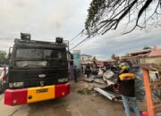 Brimob Polda Sultra Kerahkan Dua Unit Water Cannon Bantu Padamkan Kebakaran Kios di Baruga