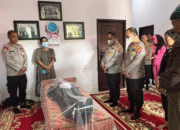 Penghormatan Terakhir: Kapolda dan Wakapolda Sultra Melayat ke Rumah Duka Personel Brimob