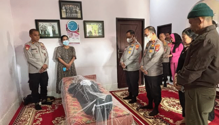 Penghormatan Terakhir: Kapolda dan Wakapolda Sultra Melayat ke Rumah Duka Personel Brimob