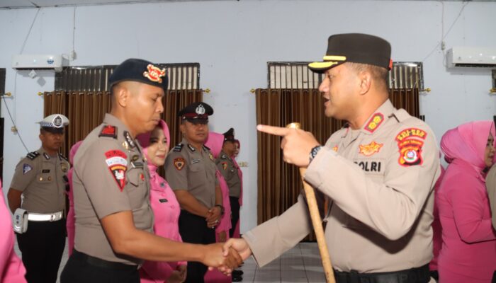 Personel Batalyon B Pelopor Ikuti Upacara Kenaikan Pangkat di Mapolres Baubau