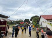 Personel Siaga SAR Sat Brimob Polda Sultra Dampingi Wakil Wali Kota Kendari Tinjau Lokasi Banjir di Kali Wanggu