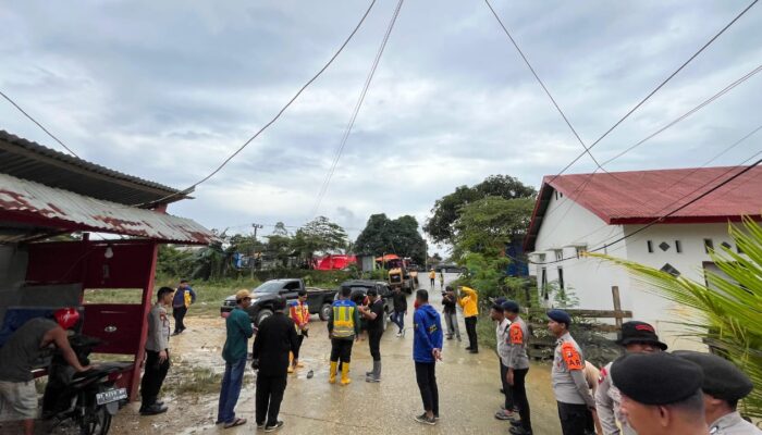 Personel Siaga SAR Sat Brimob Polda Sultra Dampingi Wakil Wali Kota Kendari Tinjau Lokasi Banjir di Kali Wanggu