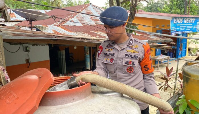 Pasca Banjir Luapan Kali Wanggu, Brimob Polda Sultra Salurkan Air Bersih dan Bantu Pembersihan Wilayah Terdampak