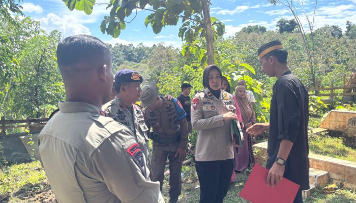 Dansat Brimob Polda Sultra dan Personel Detasemen Gegana Laksanakan Takziah ke Rumah Duka Istri Briptu Aldi Risaldi
