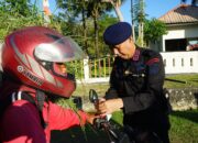 Semarak Merah Putih: Brimob Polda Sultra Bagikan dan Pasangkan Bendera kepada Pengguna Jalan Sambut HUT RI ke-80