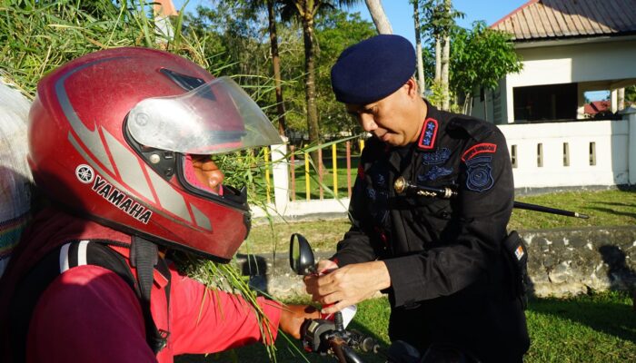 Semarak Merah Putih: Brimob Polda Sultra Bagikan dan Pasangkan Bendera kepada Pengguna Jalan Sambut HUT RI ke-80