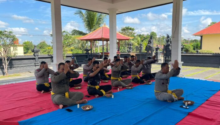 Personel Brimob Polda Sultra Beragama Hindu Gelar Pembinaan Rohani di Pura Padma Amerta Bhuana