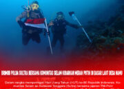 Brimob Polda Sultra Bersama Komunitas Selam Kibarkan Merah Putih di Dasar Laut Desa Namu