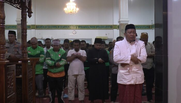 Kapolda Sultra dan Pengemudi Ojek Online Gelar Sholat Maghrib dan Sholat Gaib Bersama di Masjid Al-Amin