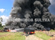 Brimob Sultra Kerahkan Dua Water Cannon Padamkan Kebakaran Pabrik Ban Bekas di Konsel