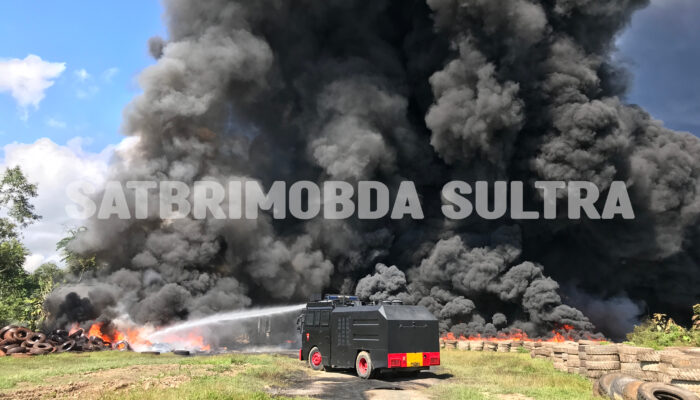 Brimob Sultra Kerahkan Dua Water Cannon Padamkan Kebakaran Pabrik Ban Bekas di Konsel