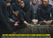 Wujud Empati, Dansat Brimob Polda Sultra Bersama Ibu Melayat di Kediaman Almarhumah Ibu Wa Ode Muhmidah