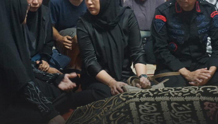 Wujud Empati, Dansat Brimob Polda Sultra Bersama Ibu Melayat di Kediaman Almarhumah Ibu Wa Ode Muhmidah