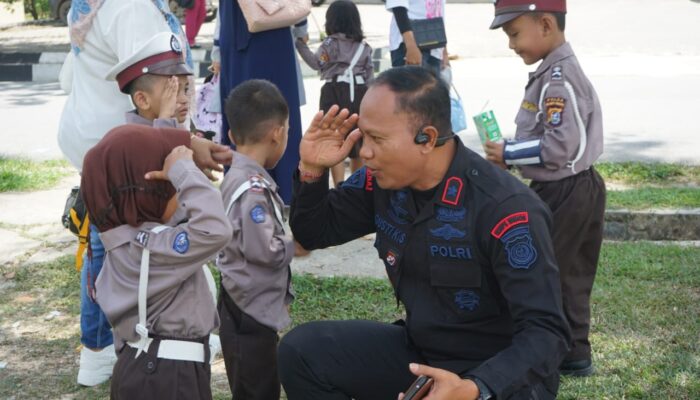 Kunjungan Edukatif TK Kemala Bhayangkari 25 Kendari ke Satbrimob Polda Sultra: Tanamkan Semangat Cinta Tanah Air Sejak Dini