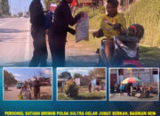 Personel Satuan Brimob Polda Sultra Gelar Jumat Berkah, Bagikan Sembako kepada Masyarakat Kurang Mampu