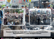 Personel Sat Brimob Polda Sultra Laksanakan Aksi Pembersihan Pascakebakaran di Jalan Bunggasi Kendari