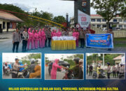 Wujud Kepedulian di Bulan Suci, Personel Satbrimob Polda Sultra Bersama Bhayangkari Bagikan Takjil kepada Masyarakat