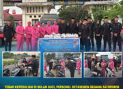 Tebar Kepedulian di Bulan Suci, Personel Detasemen Gegana Satbrimob Polda Sultra Bagikan Takjil di Depan Terminal Baruga