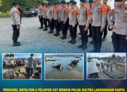 Personel Batalyon A Pelopor Sat Brimob Polda Sultra Laksanakan Karya Bakti Pembersihan Bangkai Kapal Sambut HUT ke-195 Kota Kendari
