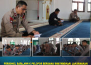 Personel Batalyon C Pelopor Bersama Bhayangkari Laksanakan Binrohtal di Masjid Batalyon C Pelopor